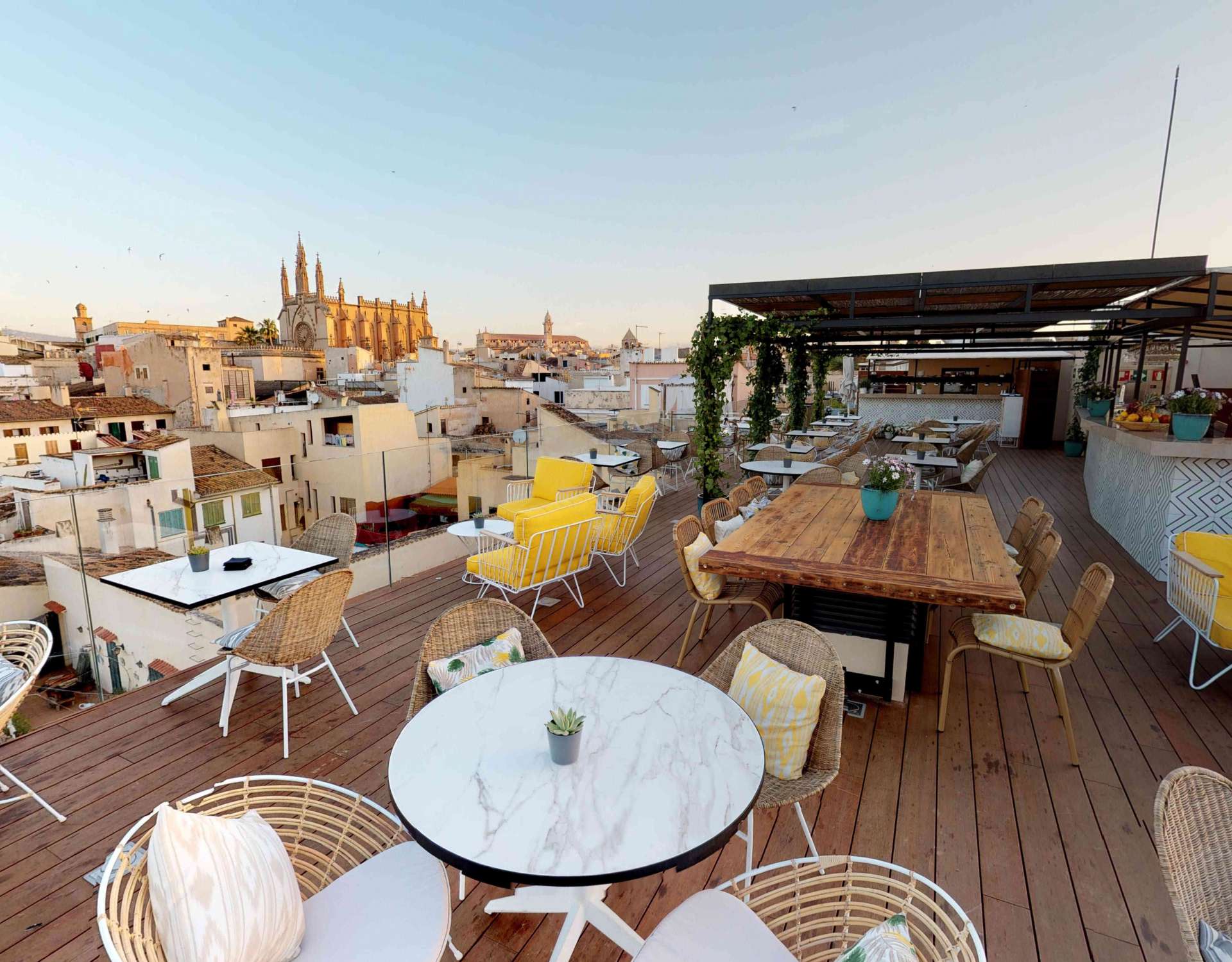 Terraza de restaurante con vistas a la catedral de Palma